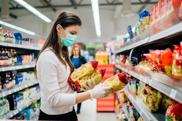 Покупатель Носит Защитный Mask Shopping Время Пандемии Quarantine Nonperishable Смарт — стоковое фото