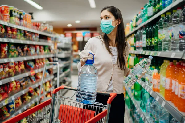 Frau Mit Gesichtsmaske Kauft Abgefülltes Wasser Supermarkt Drogerie Mit Ausverkauftem — Stockfoto