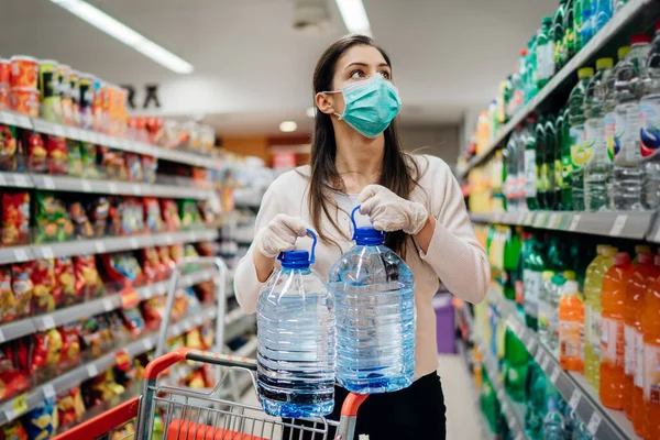 Woman Wearing Face Mask Buying Bottled Water Supermarket Drugstore Sold — Stock Photo, Image