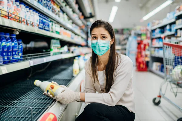 Smutná Ustaraná Žena Obličejovou Maskou Nakupující Supermarketu Drogerii Vyprodanými Zásobami — Stock fotografie