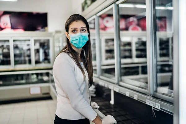 Mujer Con Máscara Guantes Comprando Comestibles Suministros Supermercado Con Productos — Foto de Stock