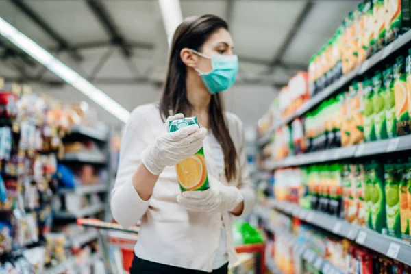 Natuurlijke Bron Van Vitaminen Mineralen Sinaasappelsap Vitamine Vrouw Met Gezichtsmasker — Stockfoto