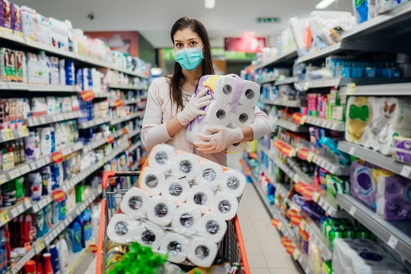 Kvinna Shoppare Med Mask Och Handskar Panik Köpa Och Hamstring — Stockfoto