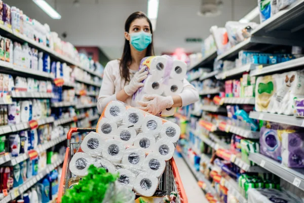 Kvinne Med Hygienisk Maske Som Handler Toalettpapir Grunn Panikkkjøp Produkthamstring – stockfoto