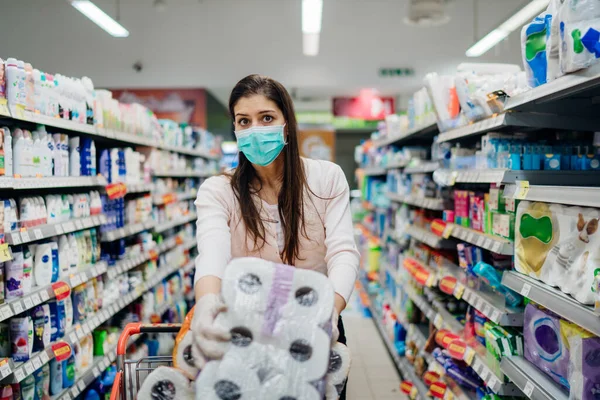 Shopperin Mit Maske Und Handschuhen Kauft Panisch Toilettenpapier Und Hortet — Stockfoto