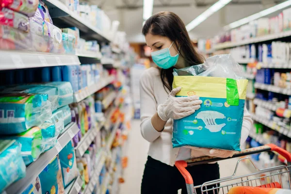 Woman Shopper Mask Gloves Panic Buying Disposable Diapers Preparing Pathogen — Stock Photo, Image