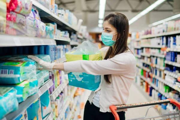 Shopperin Mit Maske Und Handschuhen Kauft Panik Einwegwindeln Und Hortet — Stockfoto