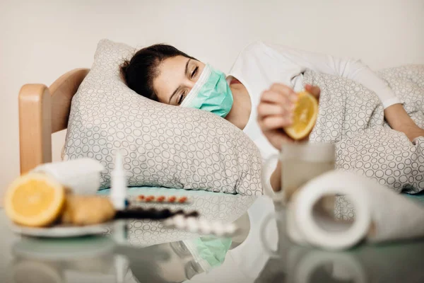 Mulher Doente Cama Pneumonia Doença Paciente Infectado Por Gripe Com — Fotografia de Stock