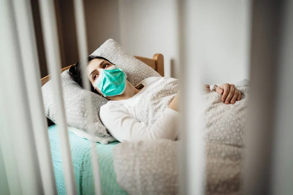 Infekterad Kvinna Med Mask Mobila Karantänenheter Sjukhusisolering Coronavirus Patient Med — Stockfoto