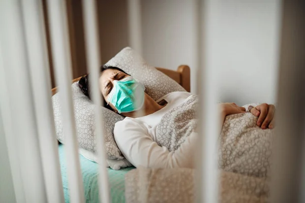 Zieke Vrouw Met Masker Mobiele Quarantaine Ziekenhuis Units Isolatie Coronavirus — Stockfoto