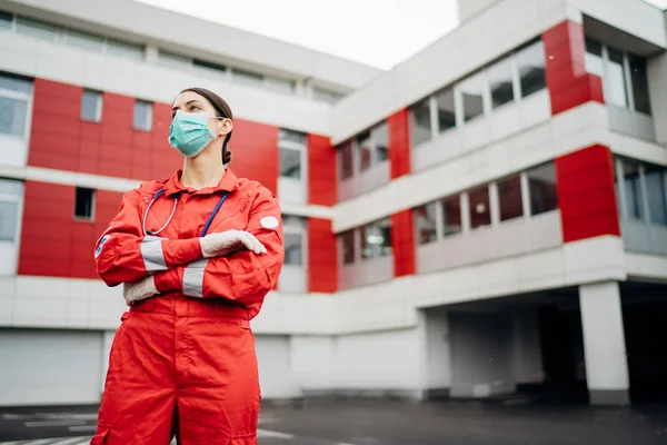 隔離病院施設の前で制服を着た悲しい過労者 恐怖と心理的ストレスの緊急治療室の医師 コロナウイルスとの戦いの圧力 — ストック写真