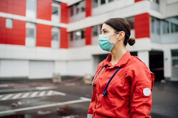 Paramédico Frente Las Instalaciones Del Hospital Aislamiento Coronavirus Covid Heroes — Foto de Stock