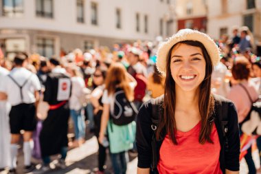 Karnavala katılan neşeli turist. Karnaval sezonu. Geleneksel geçit törenlerinde kostümlü kalabalık. Avrupa 'da maskeli balo.