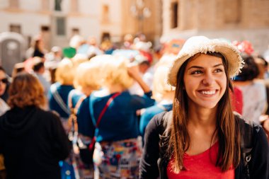 Karnavala katılan neşeli turist. Karnaval sezonu. Geleneksel geçit törenlerinde kostümlü kalabalık. Avrupa 'da maskeli balo.