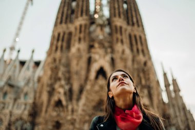 BARCELONA, İspanya-12 Mart: Barselona, Katalonya, İspanya 'nın merkezindeki ünlü kent ve gösterileri ziyaret eden duygusal İspanyol kadın. Avrupa şehirlerini keşfetmek, seyahat deneyimi. İspanya' da turizm