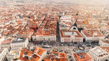 Madrid, İspanya 'nın başkenti Puerta del Sol' un havadan görünüşü. Madrid 'in ana meydanı ve Sol metro istasyonu kuş bakışı açısından başkentin ve merkezin simgeleri..