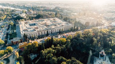 Seville, Andalucia, İspanya 'daki eski şehir merkezinde Rönesans mimari binası. Tarihi eser tütün fabrikası.