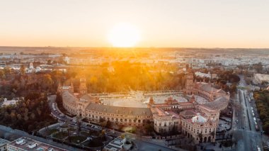 Seramik fayanslarla, Sevilla (Sevilla), Endülüs (Endülüs), İspanya Meydanı 'nda gün batımı. Büyük bir su özelliği ve süslü pavyonla şehir meydanı.