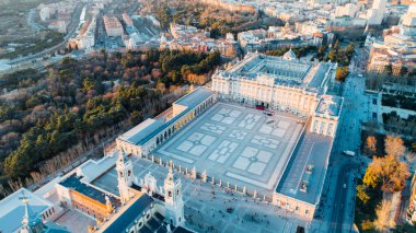 Madrid Katedrali 'nin hava manzarası Santa Maria la Real de La Almudena Madrid, İspanya ve gün batımında Kraliyet Sarayı' nda. Madrid 'in mimarisi ve simgesi. Madrid Şehir Manzarası