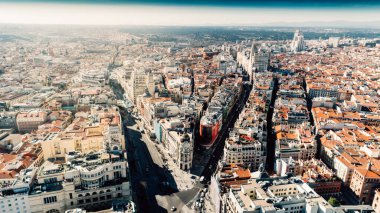 Calle de Alcala ve Calle Gran Via.Panoramik hava manzarası Madrid 'in ana alışveriş caddesi, İspanya' nın başkenti Avrupa 'nın en ünlü caddesi..