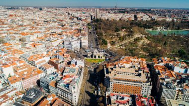Madrid, İspanya 'daki Plaza de la Independencia' daki Puerta de Alcal 'ın hava manzarası. Madrid' in en ünlü simgelerinden biri.