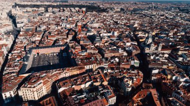 Şehirde güzel güneşli bir gün, Madrid 'in mimarisi ve simgesi. İspanya 'nın başkenti Madrid' deki Plaza Mayor 'un kalabalık merkezi. Plaza Mayor, Madrid 'in merkezi bir plazasıdır..