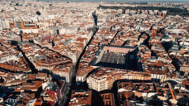 Madrid, İspanya 'daki Plaza Mayor' un hava manzarası. Plaza Mayor, Madrid 'in merkezi bir plazasıdır. Şehirde güzel güneşli bir gün, Madrid 'in mimarisi ve simgesi. İspanya Başkenti
