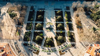 Madrid Katedrali 'nin hava manzarası Santa Maria la Real de La Almudena Madrid, İspanya ve gün batımında Kraliyet Sarayı' nda. Güzel park doğası. Madrid 'in mimarisi ve simgesi. Madrid Şehir Manzarası