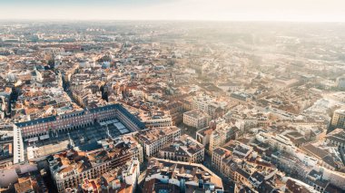 Şehirde güzel güneşli bir gün, Madrid 'in mimarisi ve simgesi. İspanya 'nın başkenti Madrid' deki Plaza Mayor 'un kalabalık merkezi. Plaza Mayor, Madrid 'in merkezi bir plazasıdır..