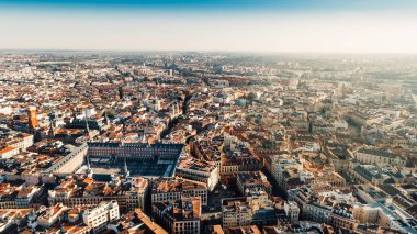 Şehirde güzel güneşli bir gün, Madrid 'in mimarisi ve simgesi. İspanya 'nın başkenti Madrid' deki Plaza Mayor 'un kalabalık merkezi. Plaza Mayor, Madrid 'in merkezi bir plazasıdır..