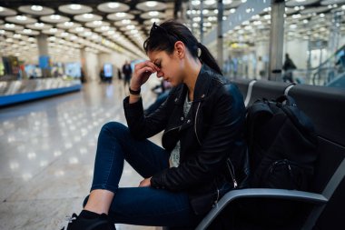 Sırt çantasıyla seyahat eden bir kadın düşük bütçeli Avio şirketi ile gideceği yere el çantasıyla gidiyor. Havaalanında sorun yaşayan yorgun bir yolcu, kayıp bavullar, gecikmiş uçuş, baş ağrısı.