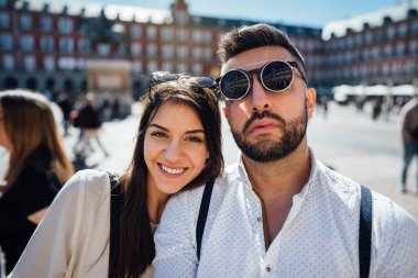 Ünlü yerleri ve yerleri gezen, gezen ve gezen, ünlü Plaza Mayor Meydanı 'nda selfie çeken genç bir çift. Madrid, İspanya seyahati. Aktif tatil.