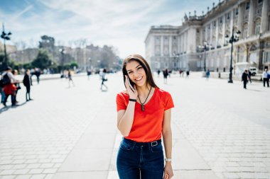 Madrid, İspanya 'daki Santa Maria la Real de La Almudena Katedrali' nin önündeki mutlu kadın turist. Tatil sim kartı ve katranla bağlı kalmak için turist.