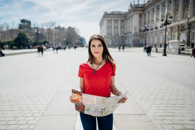 Madrid, İspanya 'daki Santa Maria la Real de La Almudena Katedrali' nin önündeki mutlu kadın turist. Seyahat bağımlılığı. Madrid 'in mimarisi ve simgesi.
