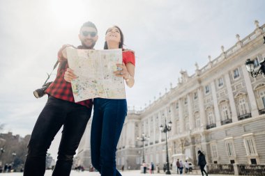 Madrid, İspanya 'daki Santa Maria la Real de La Almudena Katedrali önünde mutlu bir çift. Birkaç seyahat fotoğrafçısı. Madrid' in mimarisi ve simgesi.