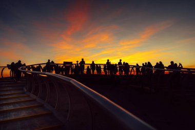 SEVILLE, SPAIN-8 Mart: Sevilla 'da gün batımına ve şehir merkezine bakan bir grup insan. Endülüs, İspanya. Turistler geziyor, Endülüs, İspanya' da tatilin tadını çıkarıyor.