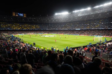 BARCELONA / SPAIN-13 Mart: Barcelona ve Lyon futbol takımı arasında oynanan futbol maçı. Barcelona, Katalonya 'daki Camp Nou Stadyumu' nda futbol maçı. Tribünleri destekleyen ve tezahürat yapan taraftarlar kalabalığı
