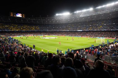 BARCELONA / SPAIN-13 Mart: Barcelona ve Lyon futbol takımı arasında oynanan futbol maçı. Barcelona, Katalonya 'daki Camp Nou Stadyumu' nda futbol maçı. Tribünleri destekleyen ve tezahürat yapan taraftarlar kalabalığı