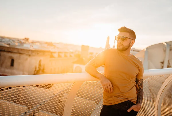 Snygg Manlig Turist Njuter Solnedgången Stadsbild Panorama Från Sevillas Utsikt — Stockfoto