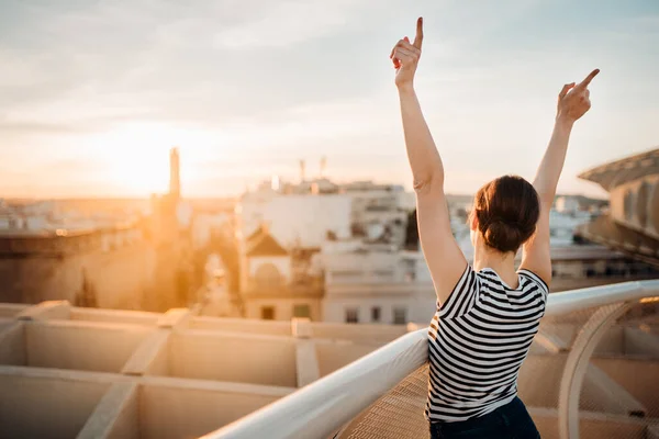 Alegre Mulher Espanhola Feliz Desfrutando Pôr Sol Partir Ponto Vista — Fotografia de Stock