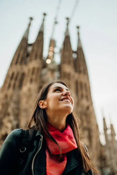 Mujer Española Sonriente Visitando Famosos Monumentos Atracciones Centro Barcelona Cataluña — Foto de Stock