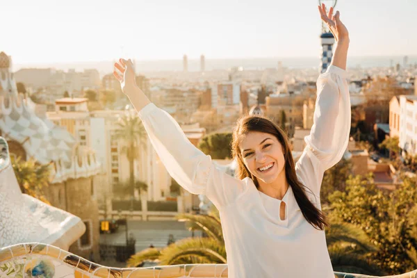 Веселая Женщина Туристка Посещает Парк Гуэль Известный Общественный Парк Барселоне — стоковое фото