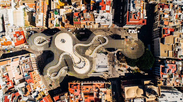 Вид с воздуха на Setas de Sevilla.Metropol Parasol structure at the La Encarnacin square.Most beautiful mirador, siteseeing location for breathtaking cityscape view. Точка зрения грибов инкарнации
