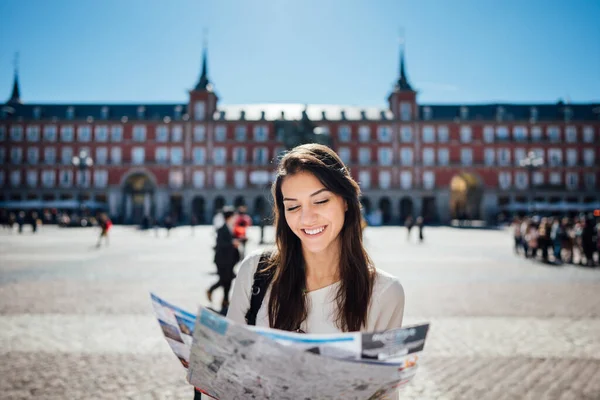 Joven Mujer Feliz Explorando Centro Madrid Visitando Lugares Lugares Famosos — Foto de Stock