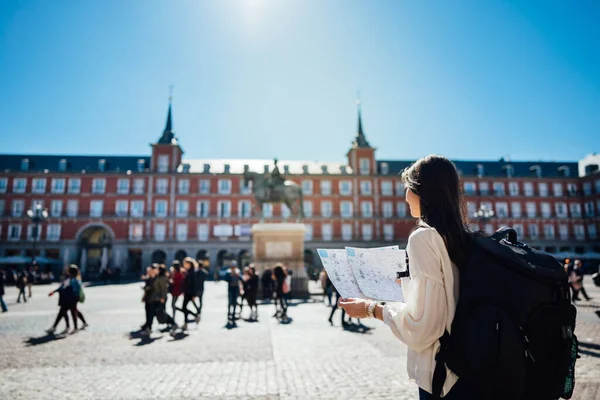 Besök Berömda Landmärken Och Platser Glada Kvinnliga Resenären Berömda Plaza — Stockfoto