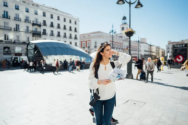 Visitando Lugares Lugares Famosos Alegre Viajera Femenina Famosa Plaza Puerta — Foto de Stock