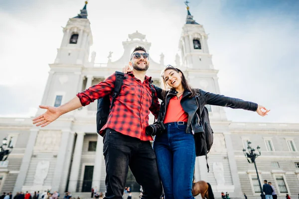 Glada Par Framför Katedralen Santa Maria Real Almudena Madrid Spanien — Stockfoto