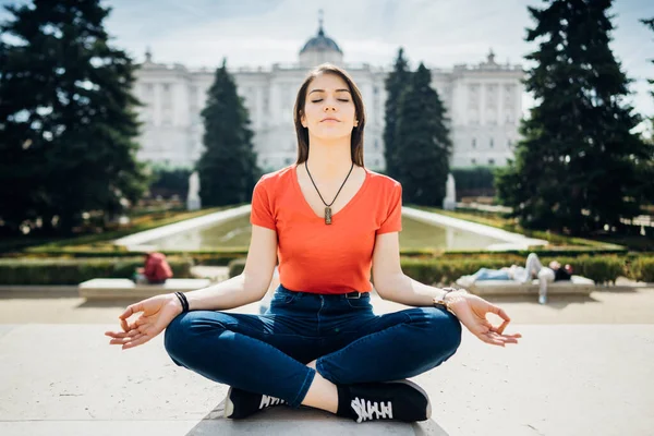 Jonge Vrouw Die Yoga Meditatie Beoefent Het Park Urban Ontspanning — Stockfoto