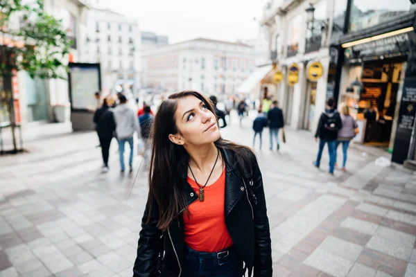 Молодая Путешественница Осматривает Городские Достопримечательности Путешествие Европу Прогулка Мадриду Рюкзаком — стоковое фото
