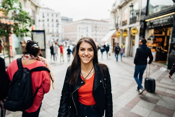 Unga Resor Kvinna Sightseeing Urbana Utomhus Reser Till Europa Gångtur — Stockfoto